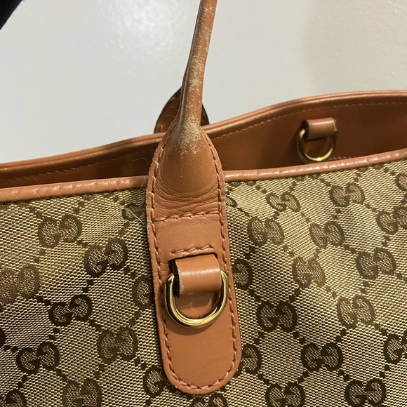 Gucci tote ❤️- signs of wear is visible on the straps and also on the 4 corners - Picture 13 of 17